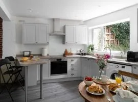 Classy two bed home - close to town centre & beach