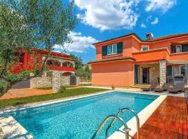 4 Bedroom Awesome Home In Umag