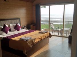 Whistling Waves Beach Resort โรงแรมในĀnjarle