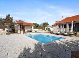 Stunning Home In Drinovci With Sauna, hotel v destinaci Drinovci