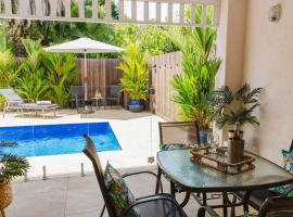 Tropical 2 BR, 2 Bath Villa with private pool, villa in Palm Cove