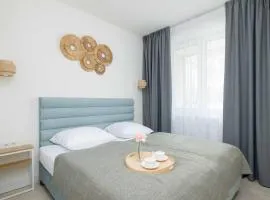 Przytulny Apartament z Parkingiem & Balkonem Blisko Morza by Noclegi Renters