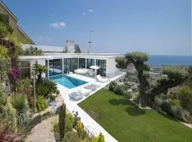 Lavish villa with outdoor hot tub