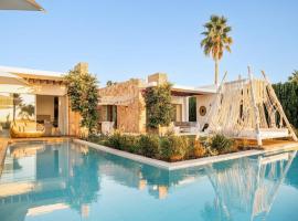 Villa in Ibiza near Cala Conta Beach, hotel v destinaci Cala Comte