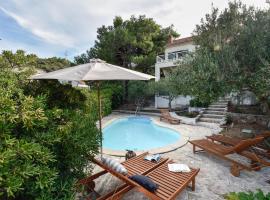 Holiday Home Mala Lozna Ii, hotel en Postira