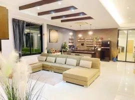 Spacious Private Villa Modern Style near beach