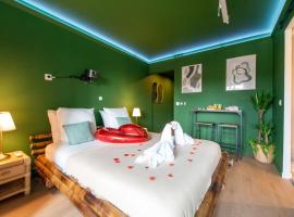 The Jungle - Jacuzzi, Sauna & Projector: Cannes'da bir otel