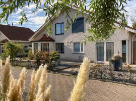 Cozy Home In Stavenisse With Sauna, hotel met zwembaden in Stavenisse