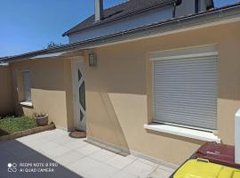 Charmante petite maison, βίλα σε Savigny-sur-Orge