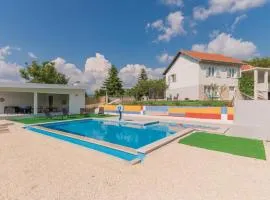 Three-Bedroom Holiday Home In Vinjani Gornji