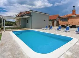 Three-Bedroom Holiday Home In Dugogabe