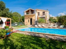 Five-Bedroom Holiday Home In Vinjani Donji