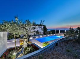 Gorgeous Home In Zecevo Rogoznicko, отель в городе Зечево