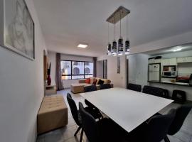 Casa a 100 metros da praia de Balneário Camboriú, hotel in Balneário Camboriú