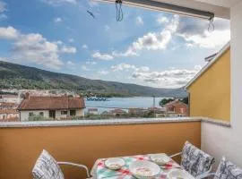 2 Bedroom Stunning Apartment In Cres