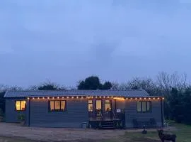 POPPY LUXURY LODGE Sleeps 8 at Fairview farm Ravenshead Nottingham Near Sherwood Forest, Dog Friendly, Farm Stay Great for Wedding Groups,Families,Hen Do,Friends Gathering,Amazing Views