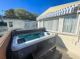 CaravanSleeps4-HotTub-Coastal-Parking-QuietRetreat, ξενοδοχείο σε Skegness
