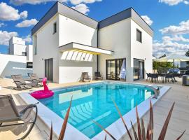 3 Bedroom Cozy Home In Peroj, hotel v destinaci Peroj