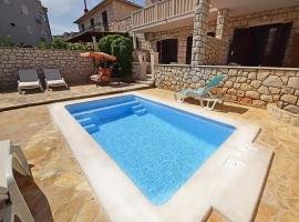 Apartment Mari, hotel in Supetar
