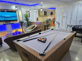 Exquisite and Cozy 3-bedroom Apt with hot-tub, WiFi, DSTV, and Inverter Power Backup, apartmán v destinaci Agege