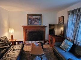 East Granby with AC and WiFi 3 minute to Bradley, hotel v destinaci East Granby