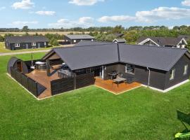 Lovely Home In Væggerløse With Kitchen, hotel em Bøtø By