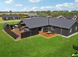 Lovely Home In Væggerløse With Kitchen