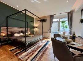 EDLER WOHNRAUM Studio im Zentrum mit Himmelbett, Balkon, Miele-Kaffeevollautomat, Klima, Parkplatz & WLAN 201 Mbps