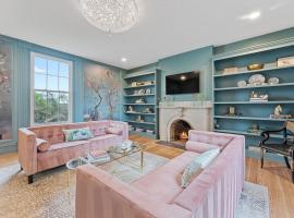 Historic Farmhouse Mansion with 8 working fireplaces, hotel in Bowling Green