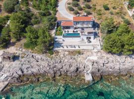 Awesome Home In Karbuni With Sauna, Hotel in Potirna