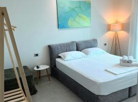 STAY-FIVE Modern Central Studios Self Check-in & Fast Wi-Fi, apartment in Shkodër