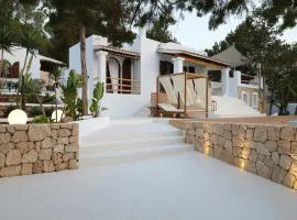 Holiday villa with pool in Cala Tarida
