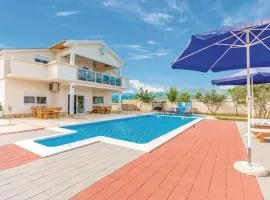 Six-Bedroom Holiday Home In Bilisane