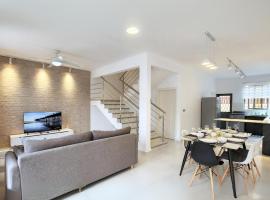 Luxury Holiday Home with private rooftop, vila v destinaci Flic-en-Flac