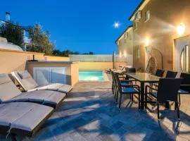 Four-Bedroom Holiday Home In Vodnjan