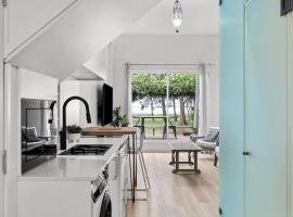 Lakefront Suite Studio Killarney Vale, hotel in Killarney Vale