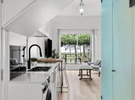 Lakefront Suite Studio Killarney Vale