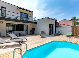 Home With Private Pool, Hotel in Saint-Jean-de-Monts