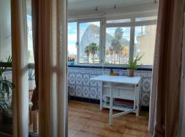 Room with private bathroom in shared apartment 50m from Gibraltar