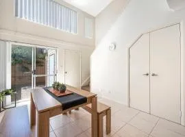 EACO12 - Stylish 1-BR Loft Apt | Spacious, Free WiFi & A/C