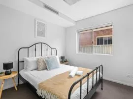 Modern Ensuite Queen Room - Serene Spot at Revesby