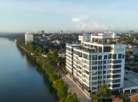 One Riviera Hotel and Residences, hotel com piscina em Ban Souanmon