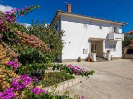 1 Bedroom Stunning Apartment In Kampor، فندق 3 نجوم في Kampor