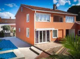 Awesome Home In Valbandon