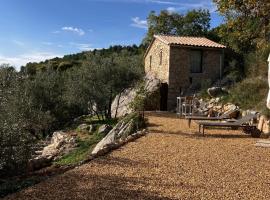 Remote cottage with valley views、ビュイ・レ・バロニのホテル