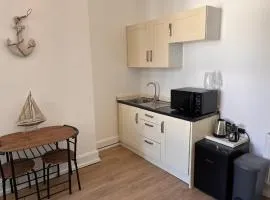 Room with kitchenette and shared bathroom in the centre