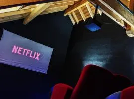 LE COCON l'unique expérience Cinéma room de la Grange Savoyarde 1km du Lac d'Annecy