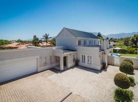 Fifty1 on Long on Kingswood Golf Estate, hotel in George