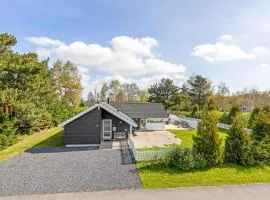 Beautiful Home In Væggerløse With Sauna
