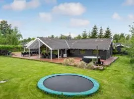 Beautiful Home In Væggerløse With Wifi
